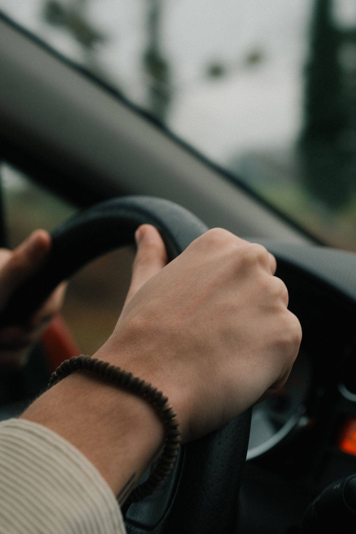 Les mains d'un chauffeur sur le volant