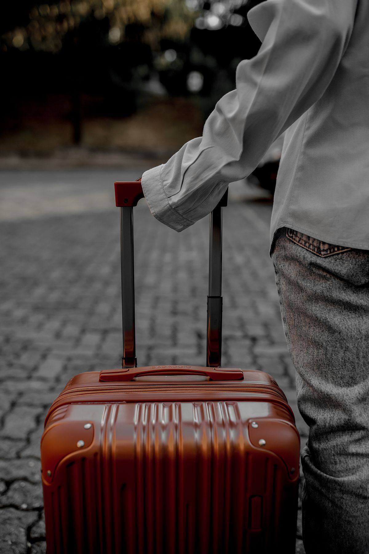 Une valise à roulettes, prête à partir